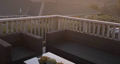 Sun-filled retreat close to the University of Otago and Botanic Gardens