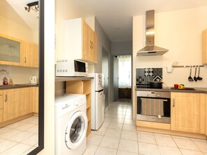 Kühlschrank, Mikrowelle, Ofen, Kochgeschirr/Geschirr/Besteck