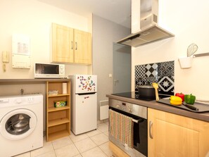 Fridge, microwave, oven, cookware/dishes/utensils