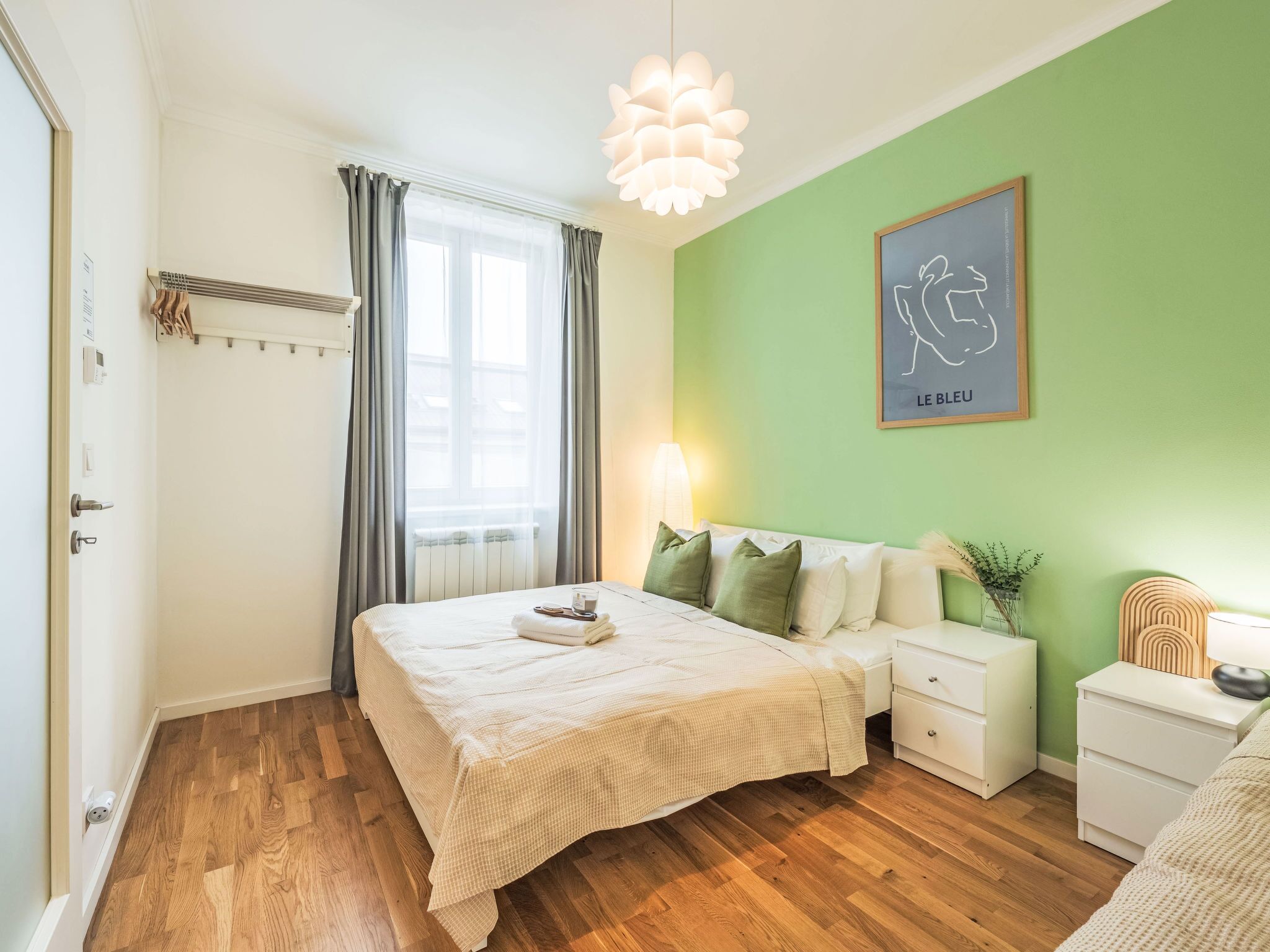 2 bedrooms, desk, Internet