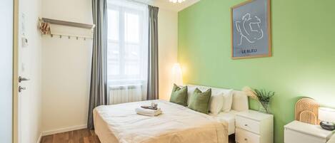 2 bedrooms, desk, Internet