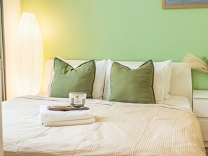 2 bedrooms, desk, Internet