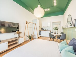 2 bedrooms, desk, Internet