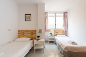 3 chambres, fer et planche à repasser