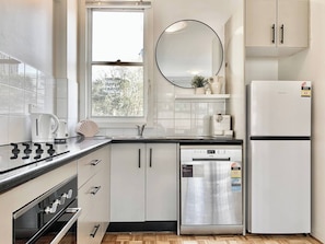 Fridge, oven, stovetop, dishwasher