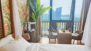 Signature appartement, uitzicht op rivier | Een minibar met enkele gratis items, gratis wifi