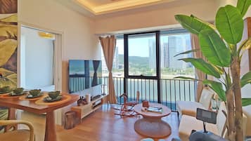Family Suite, River View | Living room | Video-game console