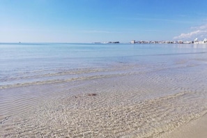 Una spiaggia nelle vicinanze