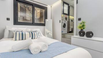 Studio, 1 Double Bed, Microwave, City View | Blackout drapes, iron/ironing board, free WiFi