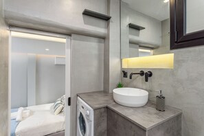 Studio, 1 Double Bed, Microwave, City View | Bathroom | Shower, free toiletries, hair dryer, towels