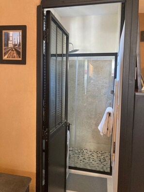 Dusche, Haartrockner, Seife, Shampoo