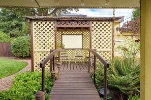 Terrace/patio - The Mod Pod- sunroom, gazebo, carport (Eugene)