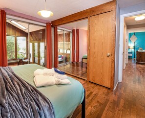 2 室のベッドルーム、アイロン / アイロン台、WiFi (無料)、ベッドシーツ