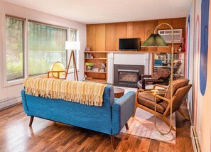 Smart TV, fireplace, books - The Mod Pod- sunroom, gazebo, carport (Eugene)