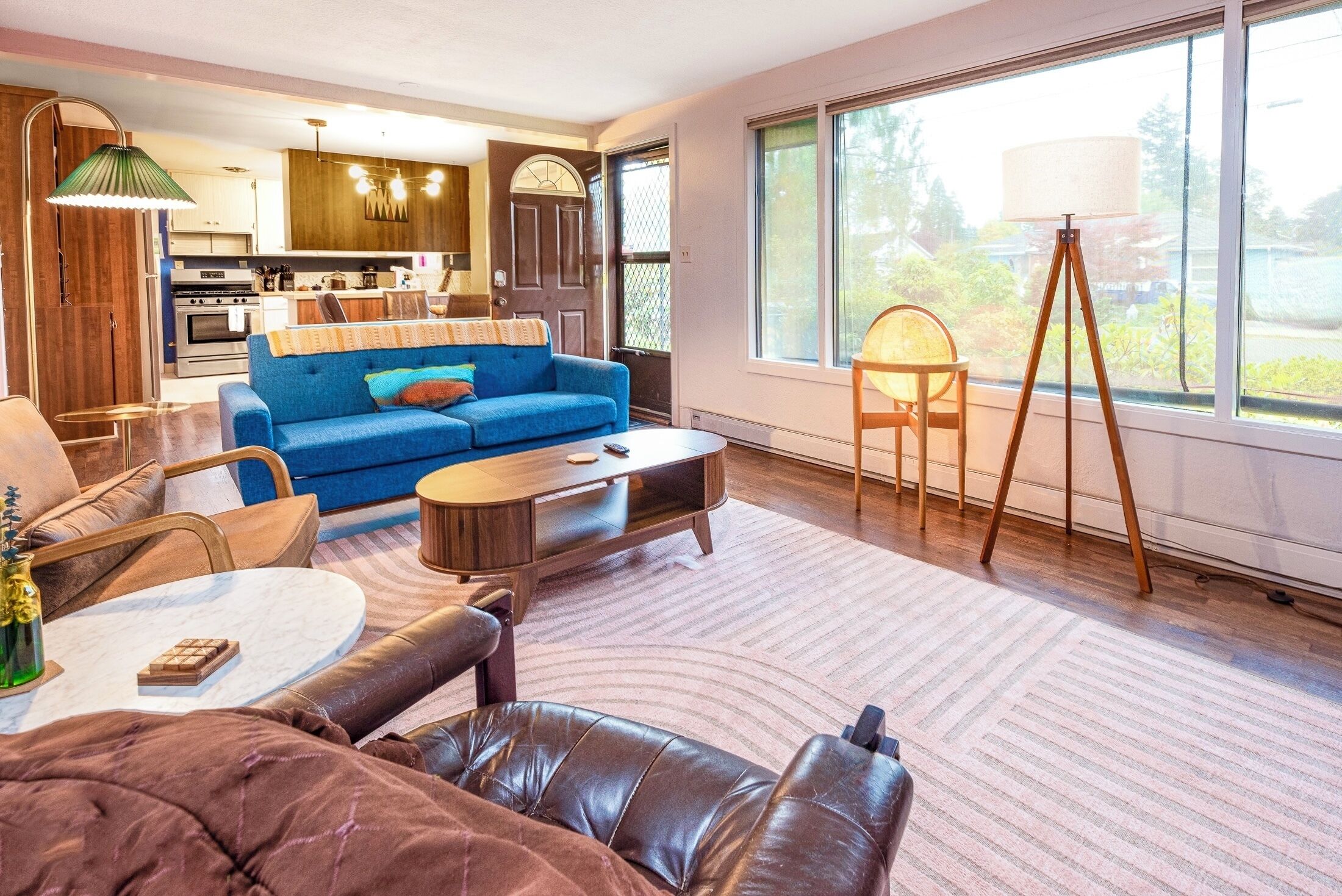 Una Smart TV, una chimenea, libros