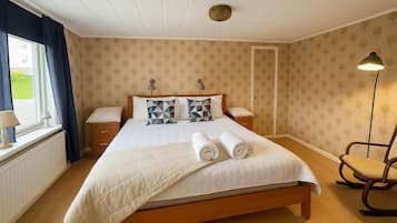 Family Apartment, Multiple Bedrooms, Mountainside (Scenic by the sea Patterdale) | 3 bedrooms, laptop workspace, iron/ironing board, free WiFi