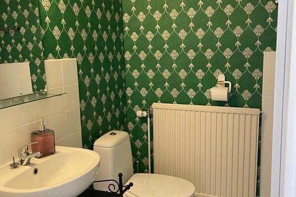 Familienapartment, Mehrere Schlafzimmer, Bergseite (Scenic by the sea Patterdale) | Badezimmer | Dusche, Haartrockner, Handtücher, Seife