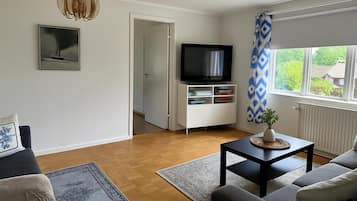 Apartemen Keluarga, 3 kamar tidur, tepi gunung (Scenic By The Sea Patterdale) | Area keluarga | Smart TV 21-inci dengan saluran TV kabel