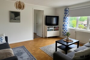 Family Apartment, 3 Bedrooms, Mountainside (Scenic By The Sea Patterdale) | Living area | 21-inch Smart TV with cable channels
