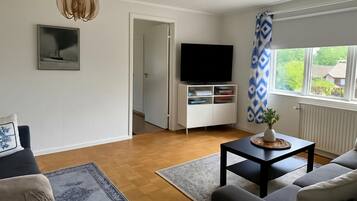 Familieleilighet, flere soverom, ved fjell (Scenic By The Sea Patterdale) | Oppholdsområde | En 21-tommers smart-TV med kabel-kanaler