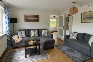 Family Apartment, 3 Bedrooms, Mountainside (Scenic By The Sea Patterdale) | Living area | 21-inch Smart TV with cable channels