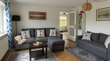 Familieleilighet, flere soverom, ved fjell (Scenic By The Sea Patterdale) | Oppholdsområde | En 21-tommers smart-TV med kabel-kanaler