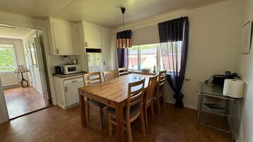 Family Apartment, Multiple Bedrooms, Mountainside (Scenic By The Sea Patterdale) | Dining room