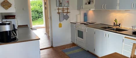 Departamento familiar, 2 habitaciones, junto a la montaña (Scenic by the sea Patterdale) | Cocina privada | Refrigerador, microondas, horno y parrilla de estufa