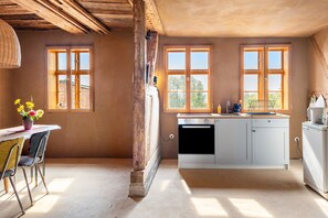 Kühlschrank, Ofen, Herdplatte, Wasserkocher mit Kaffee-/Teezubehör