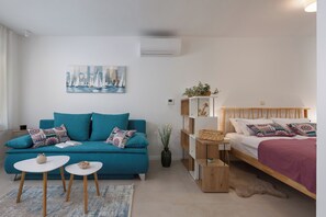 แฟมิลี่สตูดิโอ (Modern Studio Apartman 1 Desamani 975) | บริเวณนั่งเล่น | สมาร์ททีวี 32 นิ้ว พร้อมช่องเคเบิล