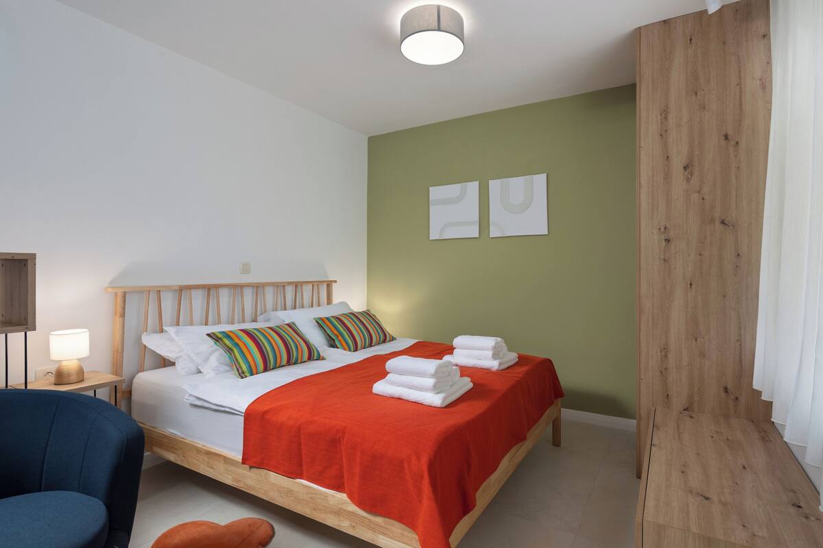 Family Studio (Modern Studio Apartman 2 Desamani 975) | 1 bedroom, iron/ironing board, free WiFi, bed sheets