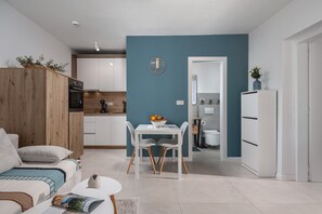 Family Apartment, Multiple Bedrooms (Apartman 3 With Garden Desamani 975) | Dining room