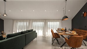 Căn hộ dành cho gia đình, 2 phòng ngủ, ban công (Luxury Seaview Apartman 5 Desamani) | Khu phòng khách