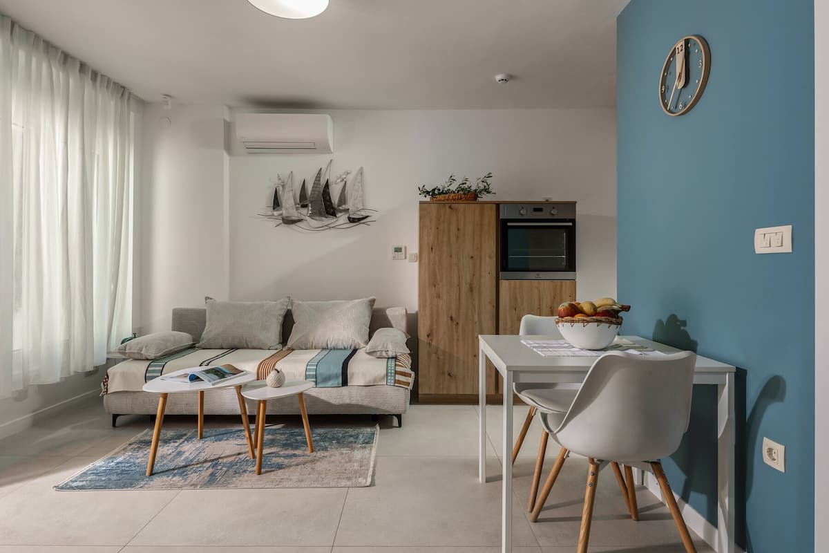Căn hộ dành cho gia đình, nhiều phòng ngủ (Apartman 3 With Garden Desamani 975) | Khu phòng khách | Smart TV 32-inch có truyền hình cáp