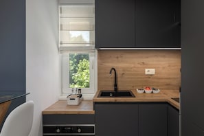 Appartement Familial, 1 chambre (Modern Seaview Apartman 4 Desamani) | Cuisine privée | Réfrigérateur, micro-ondes, four, plaque de cuisson