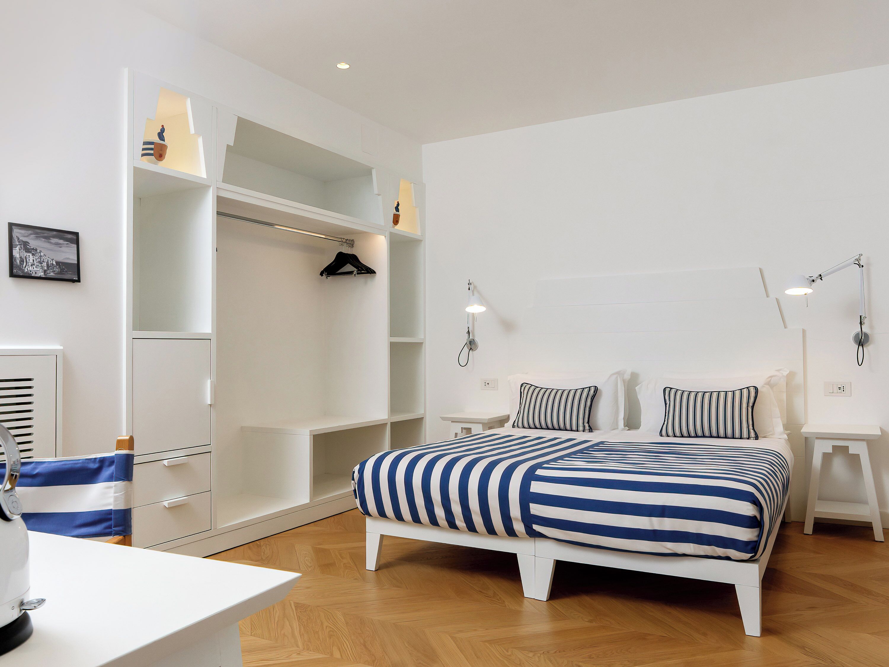 Superior Townhome | Värdeförvaringsskåp på rummet, skrivbord och gratis wi-fi