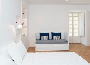 Deluxe Townhome | In-room safe, desk, free WiFi