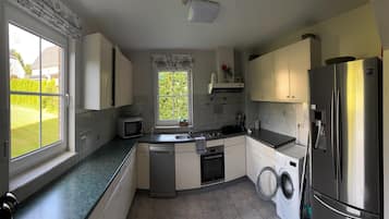 Køleskab, mikrobølgeovn, ovn, kogeplade