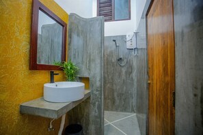 Douche, sèche-cheveux, bidet, serviettes fournies