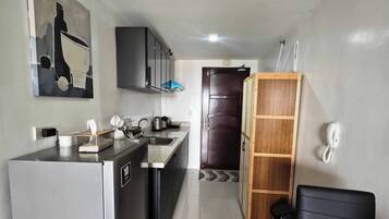 Kühlschrank, Herdplatte, Kochgeschirr/Geschirr/Besteck