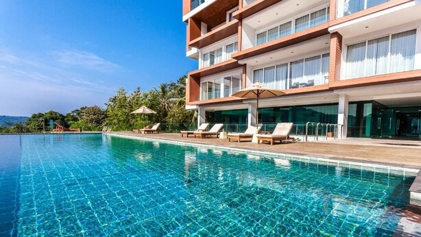 A modern hotel with a large swimming pool, sun loungers, and a view of the landscape. - 2-bedroom apartment 127м² with a balcony 300m from the sea (Tambon Karon)