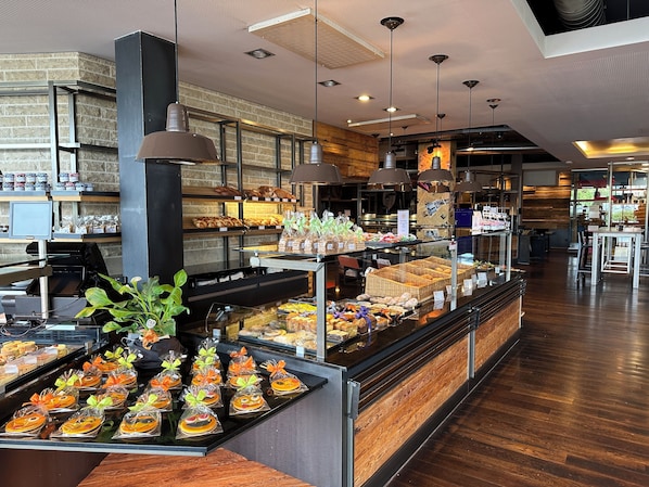 Daily to-go breakfast (CHF 9.90 per person)