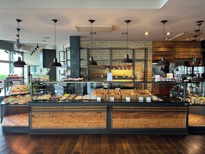 A bakery display with various baked goods and pastries. - HOTEL QUERS INN (Pfäffikon)