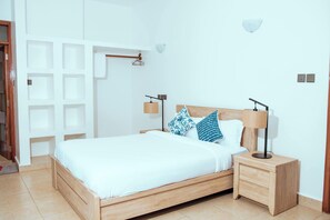 4 bedrooms, iron/ironing board, WiFi, bed sheets