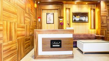 ํ์ฐ์ค | ๋ฆฌ์
์
