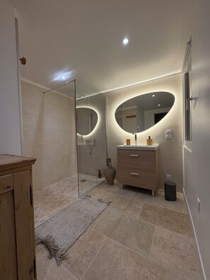 Douche, articles de toilette gratuits, sèche-cheveux
