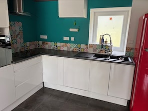 Micro-ondes, four, plaque de cuisson, lave-vaisselle