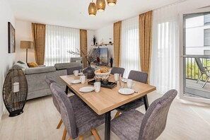 Dining - Modern apartment with balcony - close to the beach and family-friendly (Ostseebad Kölpinsee)