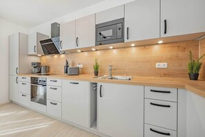 Fridge, microwave, oven, stovetop - Modern apartment with balcony - close to the beach and family-friendly (Ostseebad Kölpinsee)