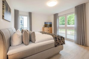 2 bedrooms, iron/ironing board, travel crib, free WiFi - Modern apartment with balcony - close to the beach and family-friendly (Ostseebad Kölpinsee)